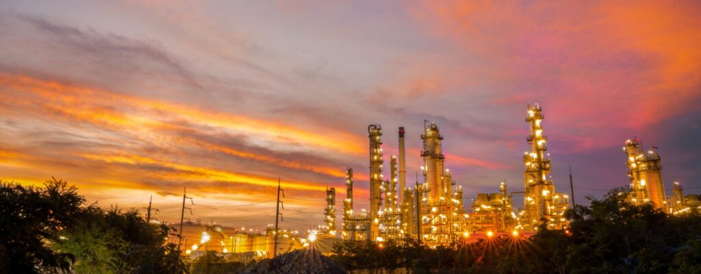 Installation industrielle au coucher du soleil illustrant l'importance de l'Indice RI dans l'analyse financière.